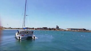 South Africa - Cape Town - Saint Helena Bay slow fishing (Video) (j8Y)