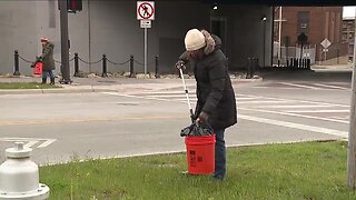 Volunteers clean up trash in DIY river-sweep