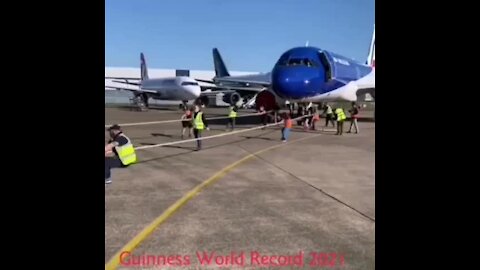 Duas escocesas puxam Airbus A320 e quebram recorde do Guinness