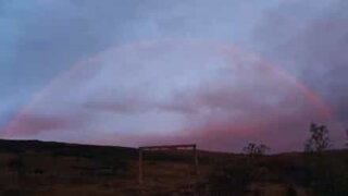 Vakker regnbue dannet etter midnatt