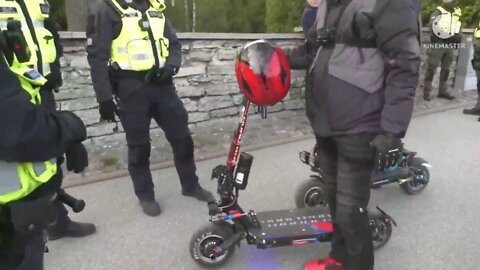 V Estonsku policie zatýká majitele koloběžek BMW kvůli pruhům podobným vlajce LLR!