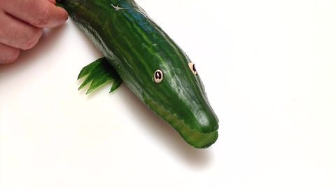 How to quickly make a cucumber crocodile