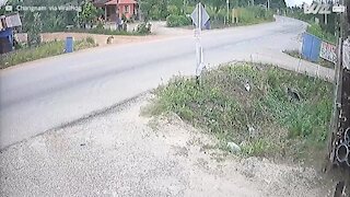 Caminhão perde o controle e cai em cima de motociclista
