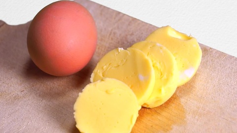 How to scramble eggs inside their shell