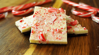 Peppermint Bark Candy - Edible Christmas Gifts Idea