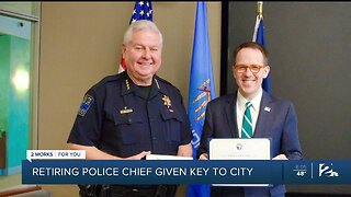 Retiring Tulsa police chief given key to city