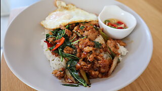 How To Make stir fry chicken with Thai basil & fried egg
