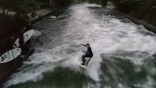 Surfing på en flod i München