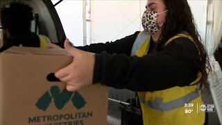 Volunteers donate, deliver thousands of Thanksgiving meals to homebound families