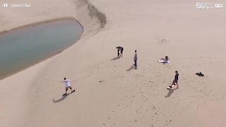 Extrema sandboard-tricks på Oregons sanddyner