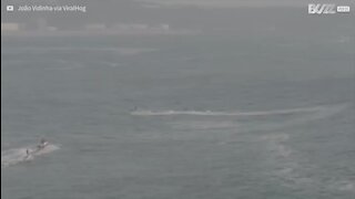 Surfista é engolido por duas ondas gigantes