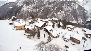 Skärmflygning genom snöiga bergen i Schweiz