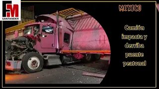 México | Camión impacta y derriba puente peatonal