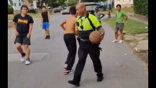 Polícia joga com jovens durante patrulha em Nova Iorque