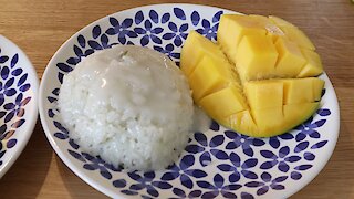 How to make Thai mango with sweet sticky rice (Khao Niaow Ma Muang)