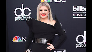 Kelly Clarkson doesn’t understand people who only 'show you they care in front of people'
