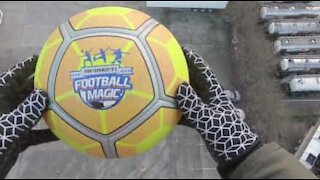 Nouveau record du monde: il contrôle un ballon lancé à 41 mètre de haut