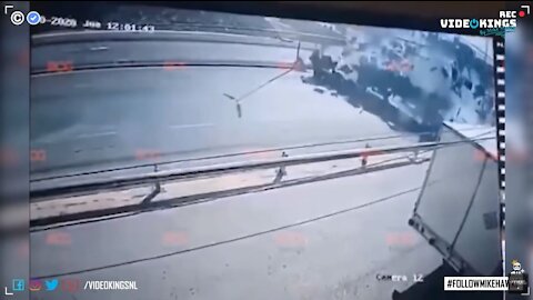 Two trucks collide head-on in shockingly satisfying road accident.