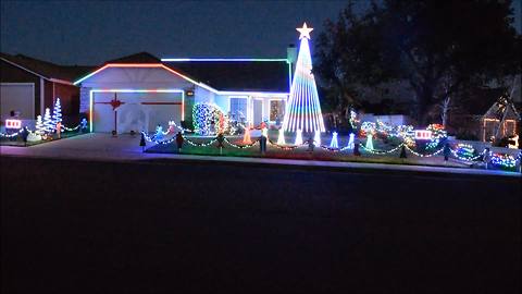 Home owner puts on unreal Christmas light show