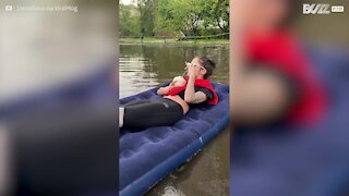 Jovem aproveita inundações para relaxar