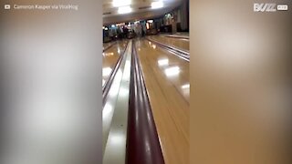 Jovem atira-se contra pinos de bowling e faz um strike