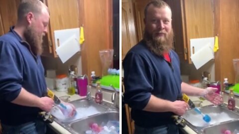 Dad with triplets demonstrates priceless bottle-washing hack