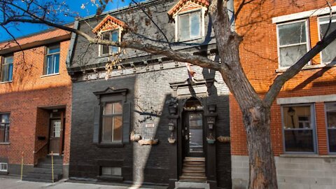 Cette maison toute noire à vendre à Montréal renferme un intérieur complètement inattendu