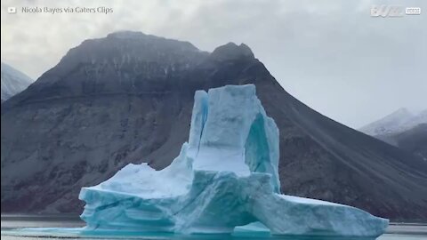 Fotógrafos filmam icebergue a se desfazer em pedaços