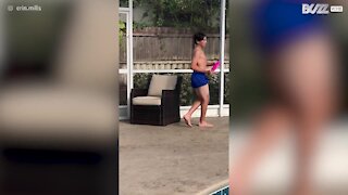 Rapaz demonstra demasiada pontaria em brincadeira na piscina