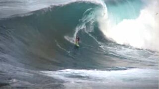 Le incredibili onde giganti delle Hawaii non sono per tutti