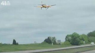 VIDEO: Bystander catches video of plane landing on I-470