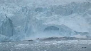 Allarme surriscaldamento globale: crolla grande parte di un ghiacciaio in Alaska