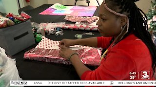 Omaha Woman offering free gift wrapping services