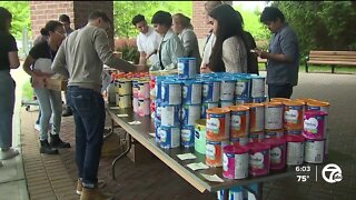 500 cans given away in less than an hour at Dearborn formula giveaway