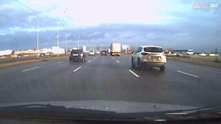 Drame en Russie: une voiture effectue un effrayant tonneau