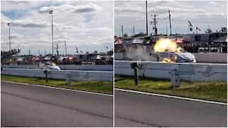 Spaventoso: veicolo in fiamme durante una corsa