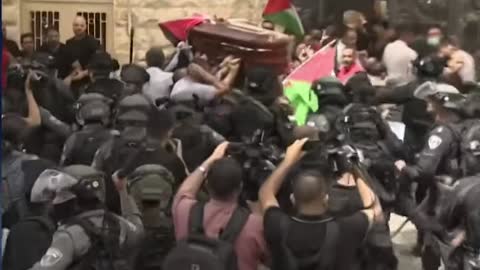 Les soldats israéliens attaquent le convoi funéraire de Shireen Abu Akleh