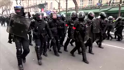 Violence hits Paris on day of pension protests