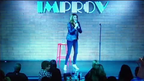 Comedian Heather McDonald Brags 3 Jabs +Shingles +Flu Shot - Collapses On Stage Fracturing Her Skull