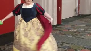 Incredible Snow White transformation cosplay