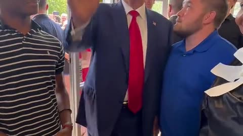 AMAZING! Trump visits Waffle House and the people LOVE every second of it!