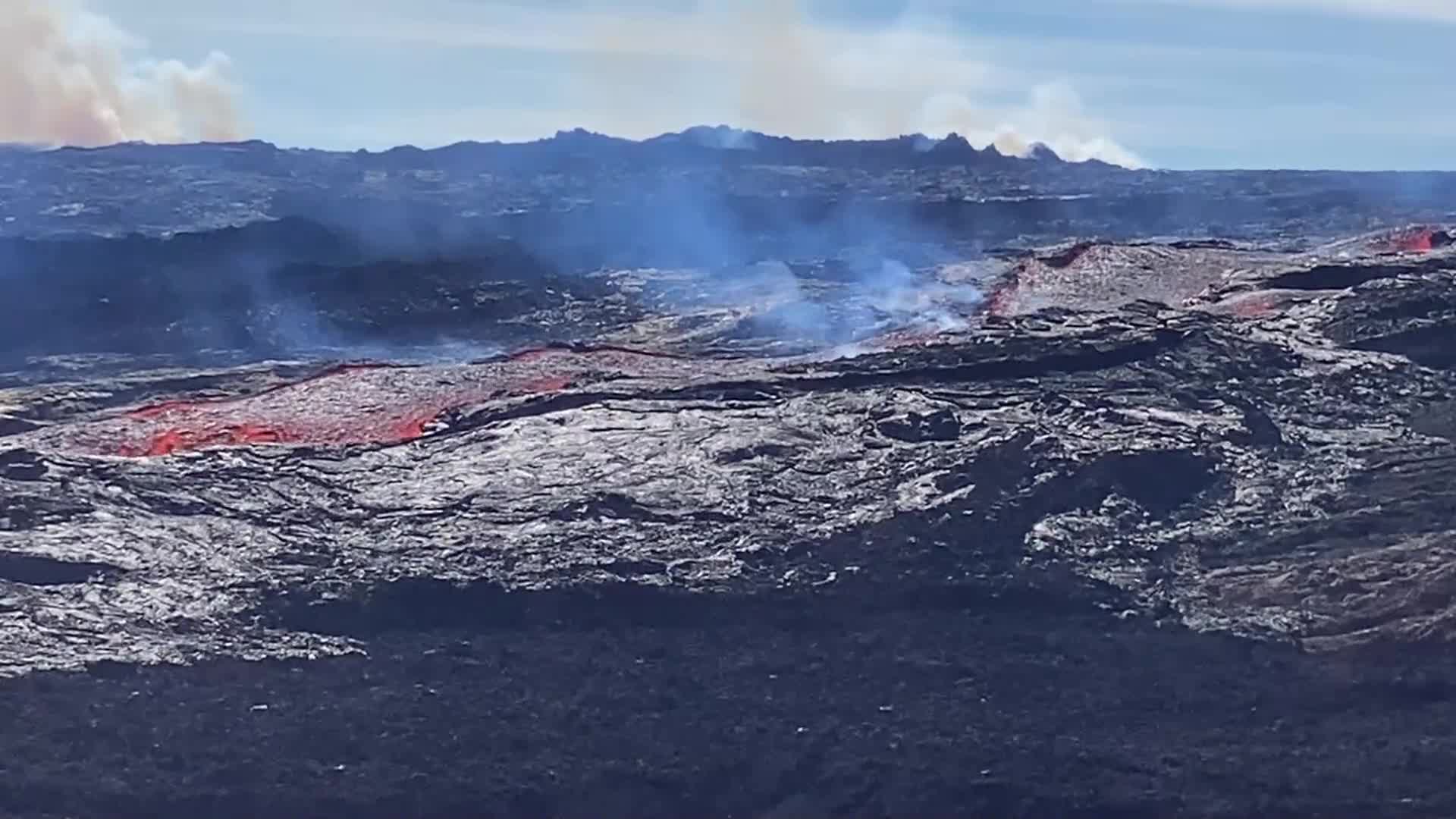 A Glow Ha Mesmerising Footage Shows Hawaiian Volcanos Awesome Lava Spill 