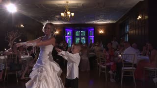6-year-old's unforgettable surprise wedding dance with mom