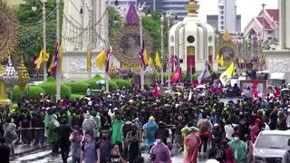 Anti-government protesters clash with Thai police