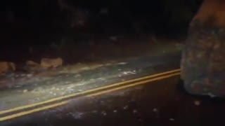 Video: Rocas gigantes caen a la vía San Gil - Bucaramanga tras fuerte tormenta