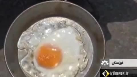 Frying eggs on asphalt in Ahvaz