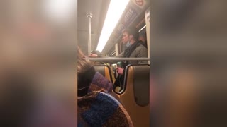 Κορωνοϊός: Εφιάλτης στο Βέλγιο – Άνδρας γλείφει τη χειρολαβή του μετρό (Video)