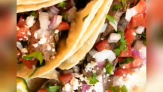 El chef venezolano Luis Rivas habla de la historia de los tacos mexicanos.
