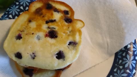 Blueberry pancakes cook and freeze