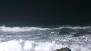 Korea's night sea strong waves